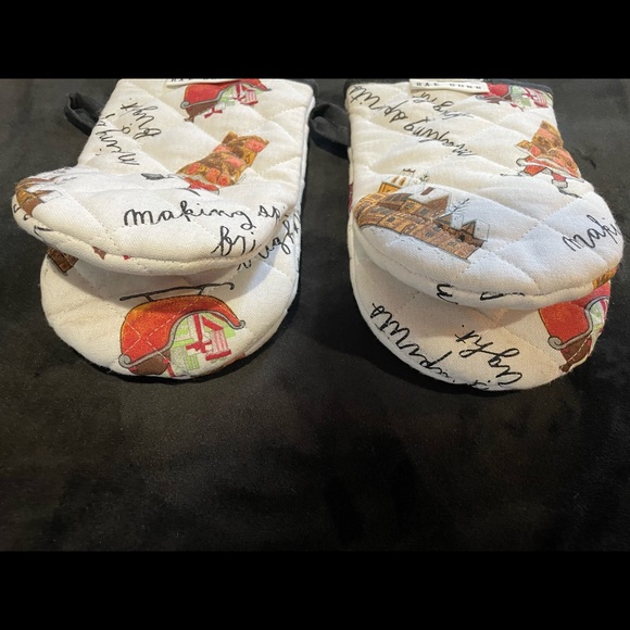 Rae Dunn Oven Mitts - Picture 5 of 6